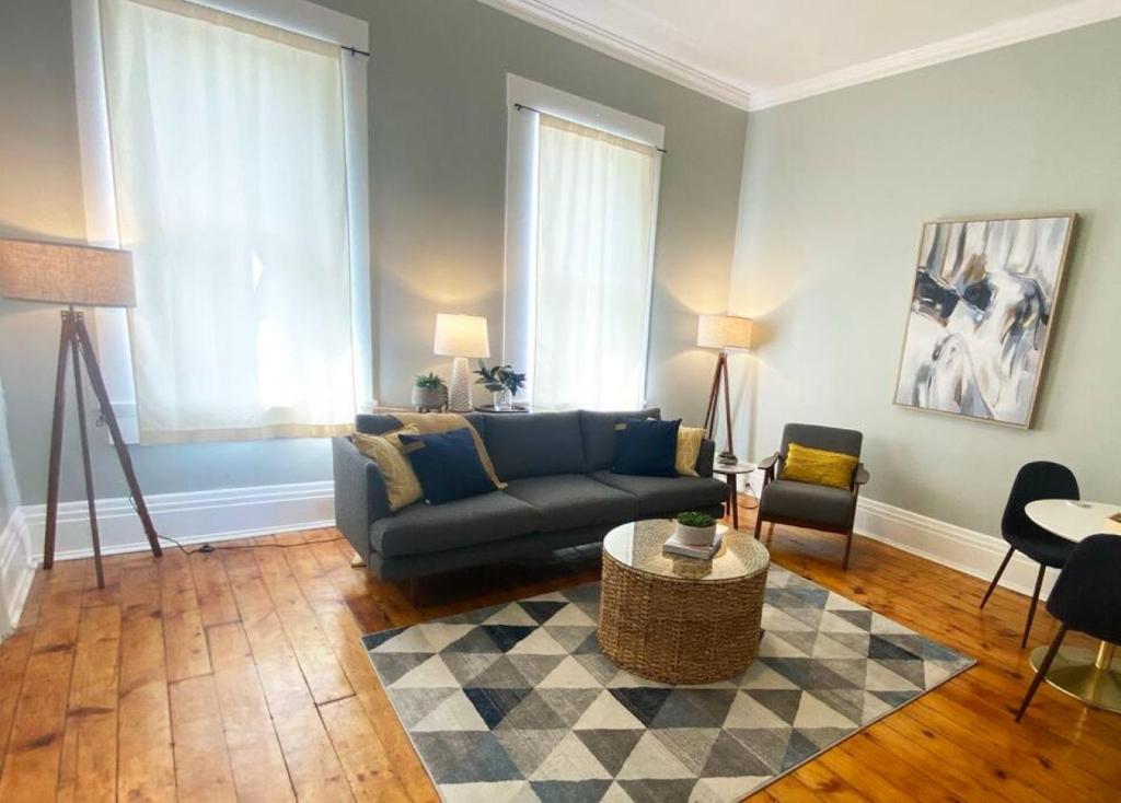 辛辛那提的住宿－Explore Downtown and Mount Adams with River Views，客厅配有蓝色的沙发和地毯。
