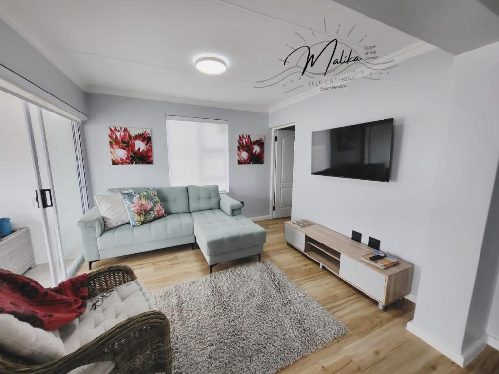 TV a/nebo společenská místnost v ubytování MALIKA Self Catering #Loadshedding free #