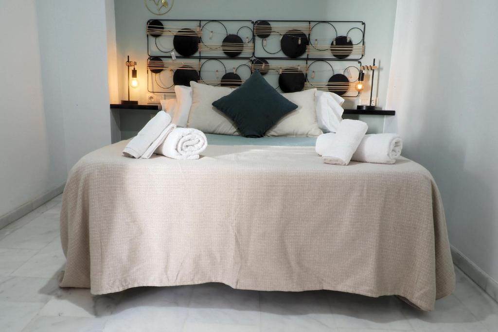 Sunny Holiday Apartment in the historic centre- Private Parking房間的床