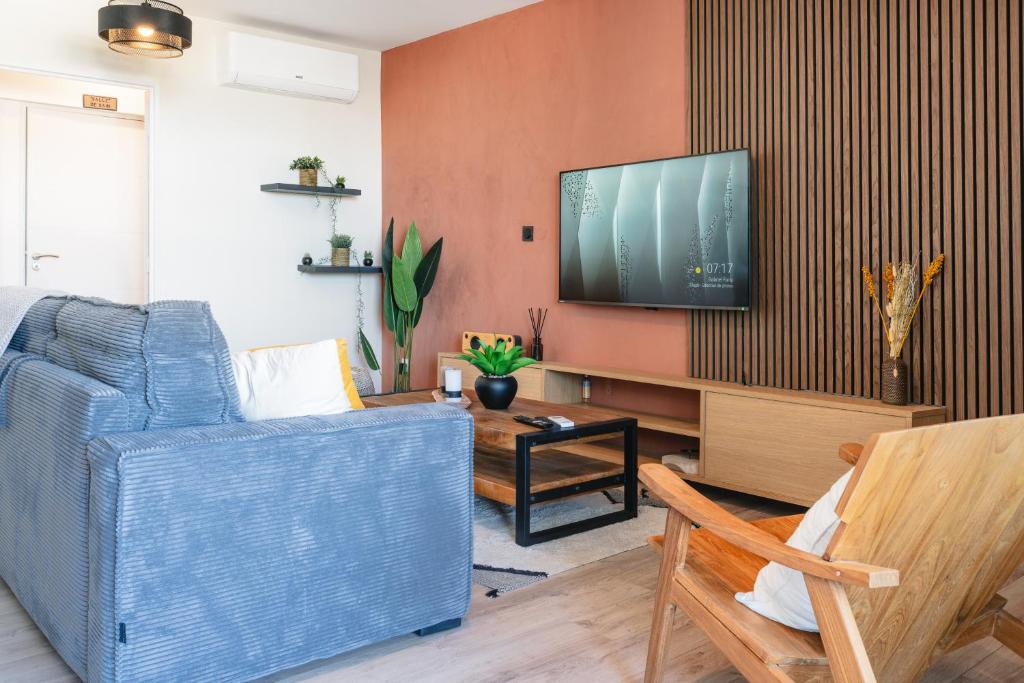 TV a/nebo společenská místnost v ubytování Exceptionnel ! Appart luxueux à 8 min à pied du lagon