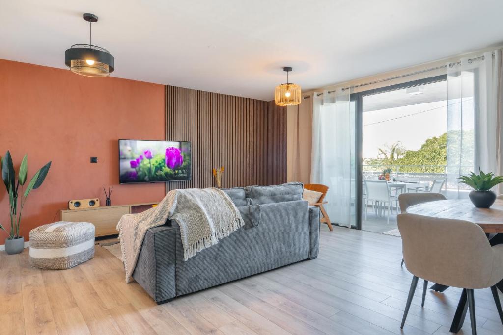 TV a/nebo společenská místnost v ubytování Exceptionnel ! Appart luxueux à 8 min à pied du lagon