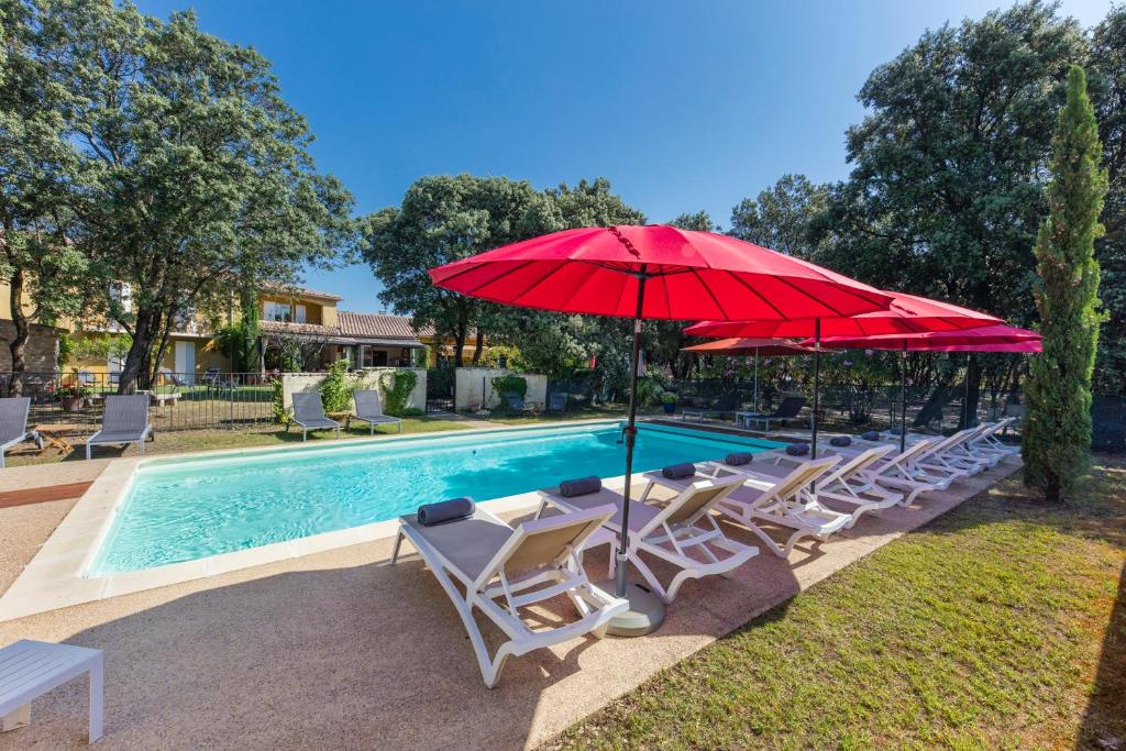Bazén v ubytování Logis Hôtel La Bastide De Grignan & Restaurant "La Chênaie" nebo v jeho okolí