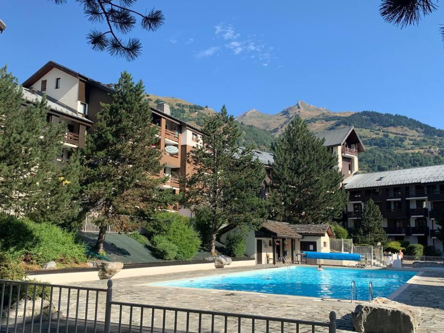 une grande piscine devant un immeuble dans l'établissement Bourg-St-Maurice/ Les Arcs - Appartement 4p, à Bourg-Saint-Maurice