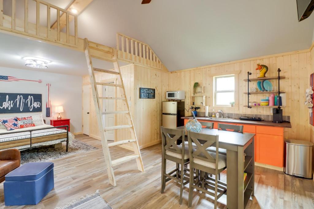 Fairfield Bay的住宿－Beautiful Studio Cabin Near Greers Ferry Lake!，带高架床的客房和带桌子的厨房