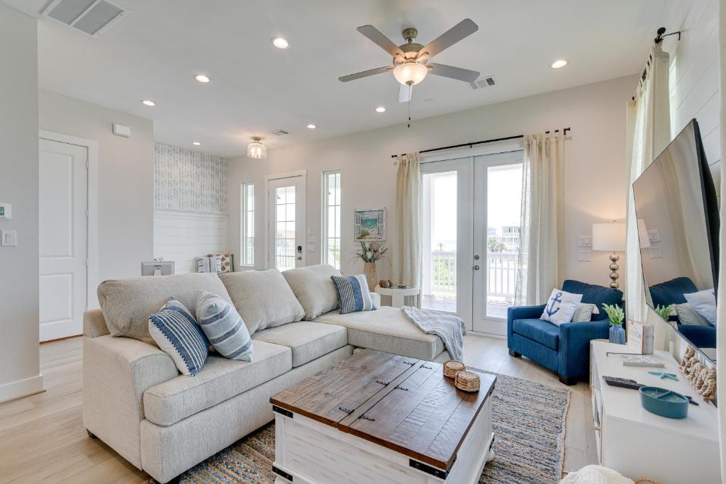 Galveston Retreat with Community Pools and Hot Tub, Galveston (updated