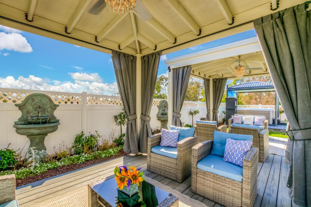 un patio esterno con sedie e una fontana di The Cottage a Temecula