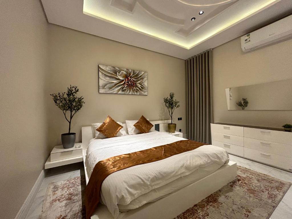 Hotel شقة فاخرة غرفة وصالة بالعارض دخول ذاتي ٦, a bedroom with a large white bed in a room at شقة فاخرة غرفة وصالة بالعارض دخول ذاتي ٦ in Riyadh
