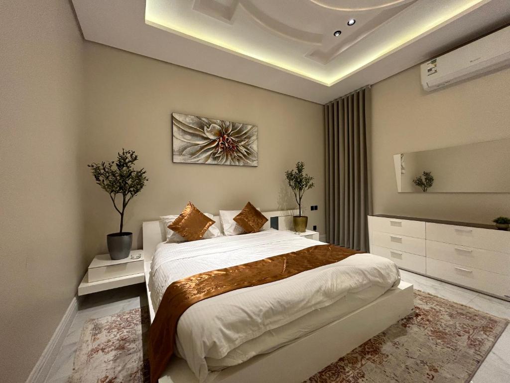a bedroom with a large white bed in a room at شقة فاخرة غرفة وصالة بالعارض دخول ذاتي ٦ in Riyadh
