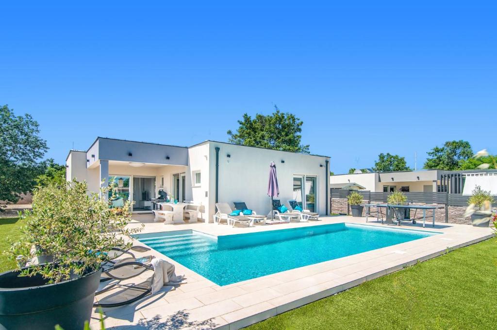 una casa con piscina en el patio en Villa Florentina by Villa Plus, en Štokovci