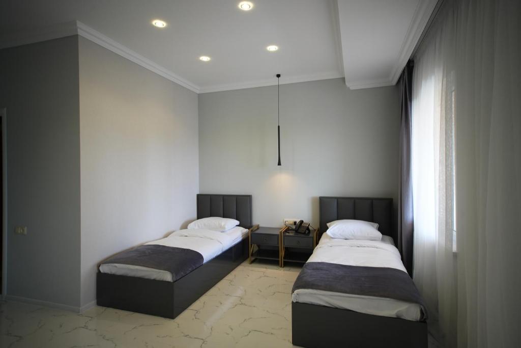 Postel nebo postele na pokoji v ubytování WHITE HOTEL GYUMRI