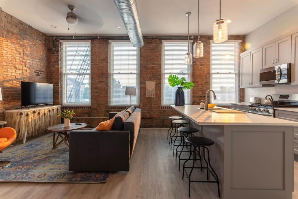 Η κουζίνα ή μικρή κουζίνα στο ZANGO Explore OTR and Downtown from a Renovated Condo