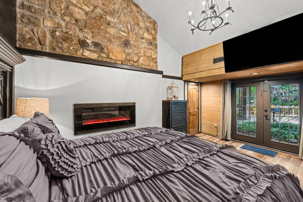 Ein Bett oder Betten in einem Zimmer der Unterkunft Bourbon Hollow Lodge with Hot Tub and Pool plus Game Room only 5 min to downtown