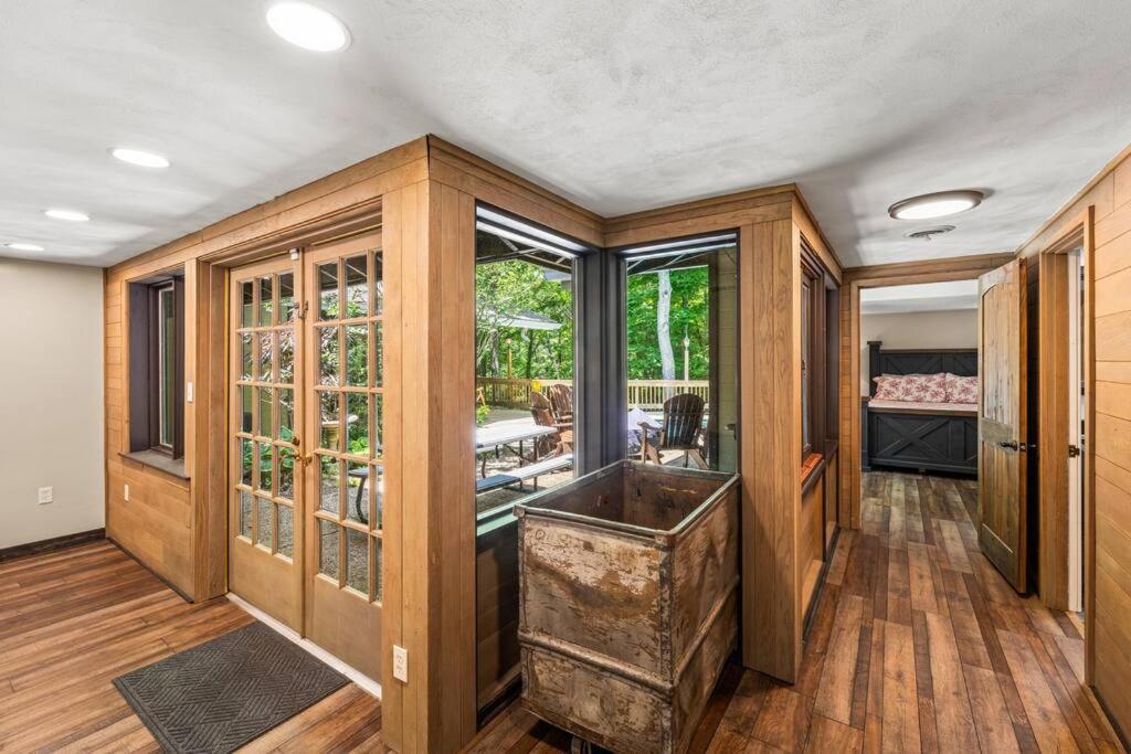 Küche&#47;Küchenzeile in der Unterkunft Bourbon Hollow Lodge with Hot Tub and Pool plus Game Room only 5 min to downtown