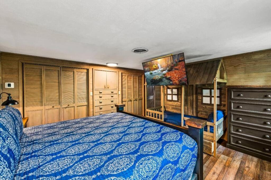 Ein Bett oder Betten in einem Zimmer der Unterkunft Bourbon Hollow Lodge with Hot Tub and Pool plus Game Room only 5 min to downtown