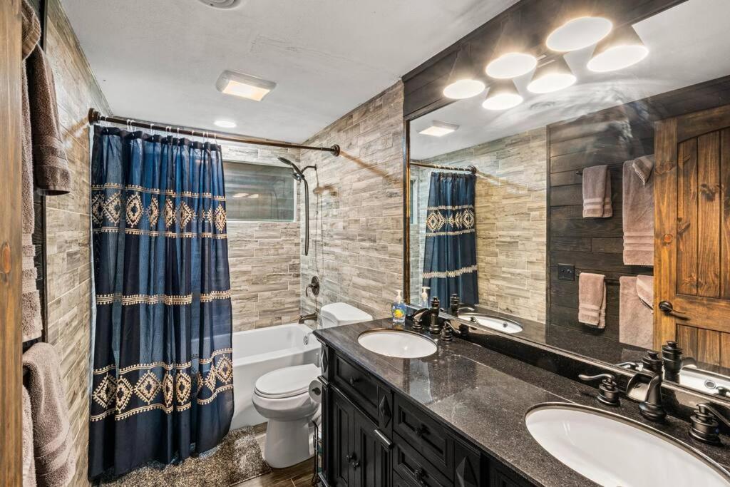Ein Badezimmer in der Unterkunft Bourbon Hollow Lodge with Hot Tub and Pool plus Game Room only 5 min to downtown