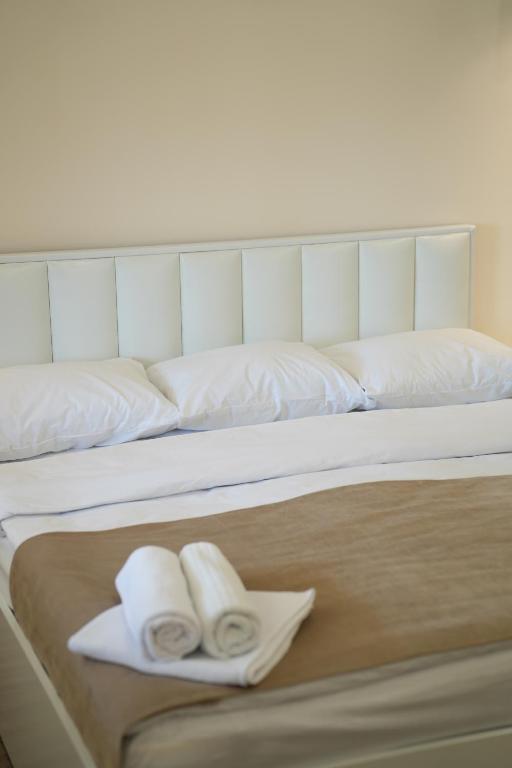 Postel nebo postele na pokoji v ubytování WHITE HOTEL GYUMRI