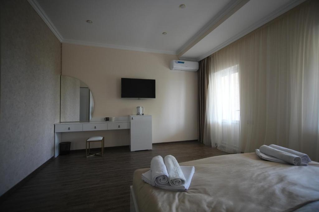 Postel nebo postele na pokoji v ubytování WHITE HOTEL GYUMRI