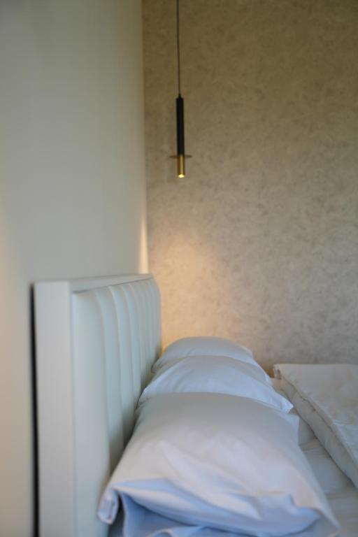 Postel nebo postele na pokoji v ubytování WHITE HOTEL GYUMRI