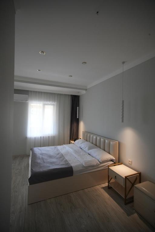 Postel nebo postele na pokoji v ubytování WHITE HOTEL GYUMRI