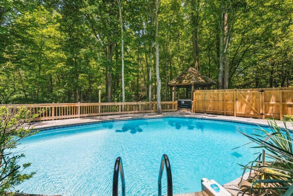 Der Swimmingpool an oder in der Nähe von Bourbon Hollow Lodge with Hot Tub and Pool plus Game Room only 5 min to downtown