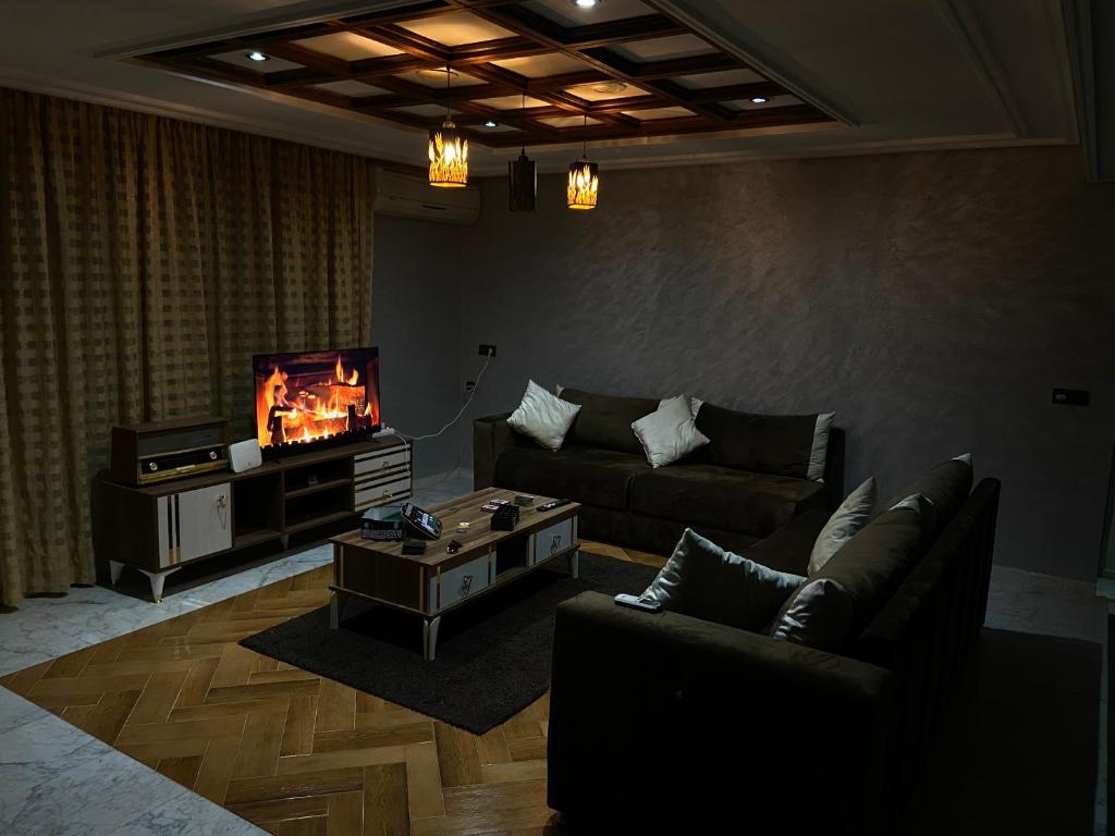 a living room with a couch and a tv at Centre ville hay Riad 06 69 soixante-huit trente-huit vingt-huit in Ifrane