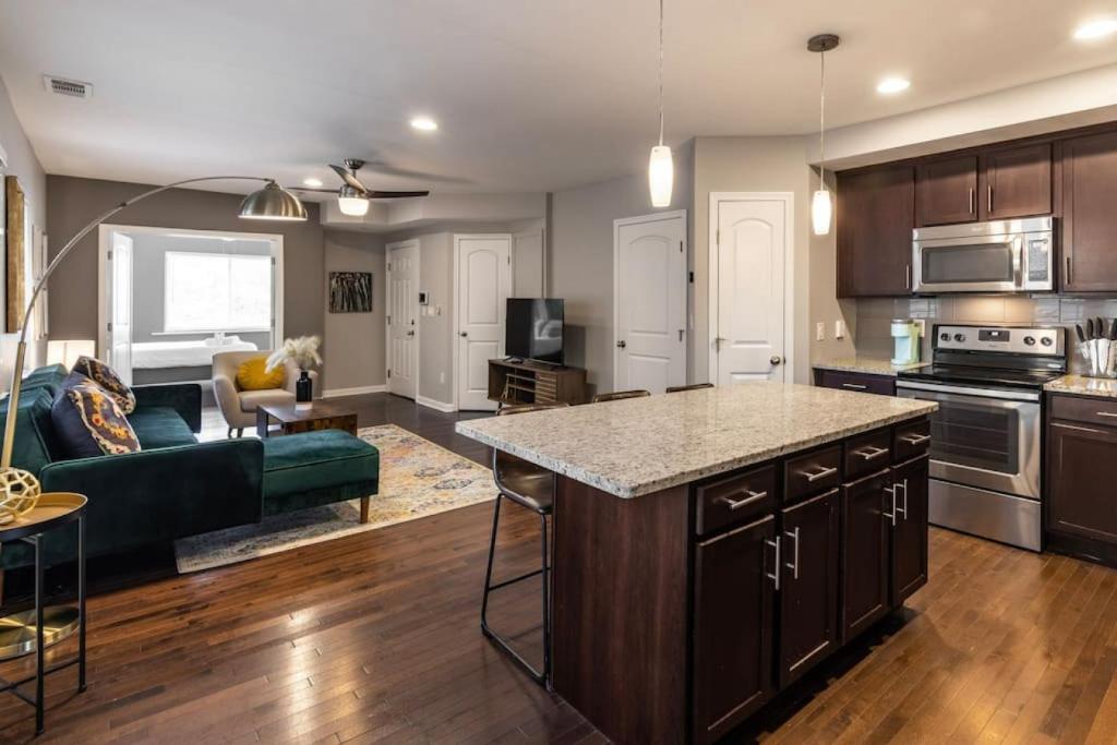 Il dispose d'une cuisine ouverte et d'un salon avec un canapé. dans l'établissement Stunning 2BR Apartment Near Downtown, à Cincinnati