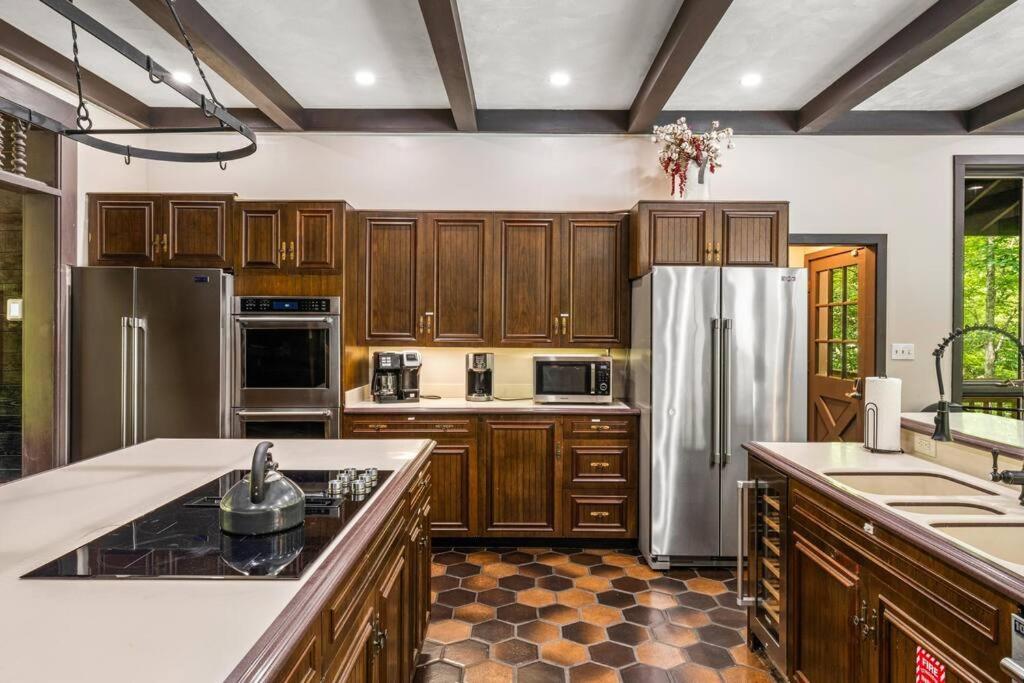 Küche&#47;Küchenzeile in der Unterkunft Bourbon Hollow Lodge with Hot Tub and Pool plus Game Room only 5 min to downtown