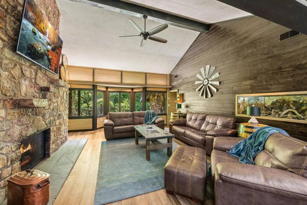 Ein Sitzbereich in der Unterkunft Bourbon Hollow Lodge with Hot Tub and Pool plus Game Room only 5 min to downtown