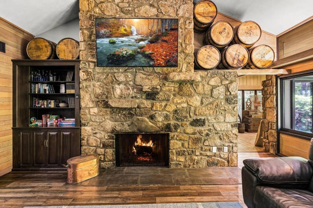 Ein Sitzbereich in der Unterkunft Bourbon Hollow Lodge with Hot Tub and Pool plus Game Room only 5 min to downtown
