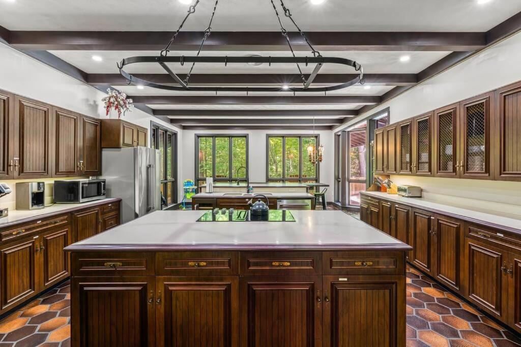 Küche&#47;Küchenzeile in der Unterkunft Bourbon Hollow Lodge with Hot Tub and Pool plus Game Room only 5 min to downtown