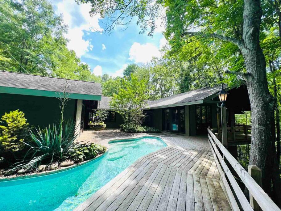 Der Swimmingpool an oder in der Nähe von Bourbon Hollow Lodge with Hot Tub and Pool plus Game Room only 5 min to downtown