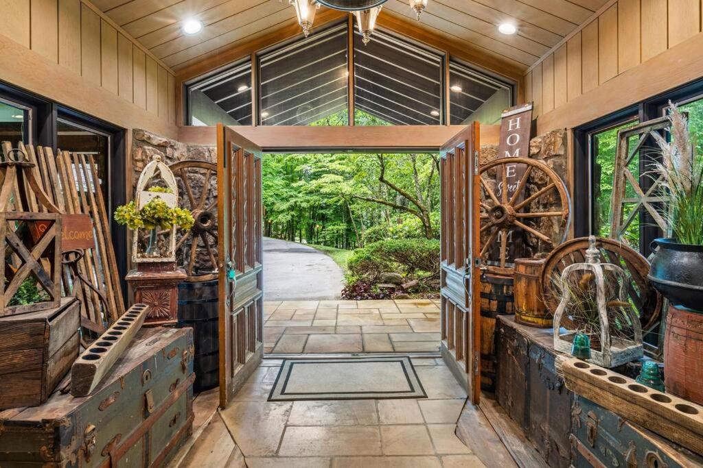 Ein Garten an der Unterkunft Bourbon Hollow Lodge with Hot Tub and Pool plus Game Room only 5 min to downtown
