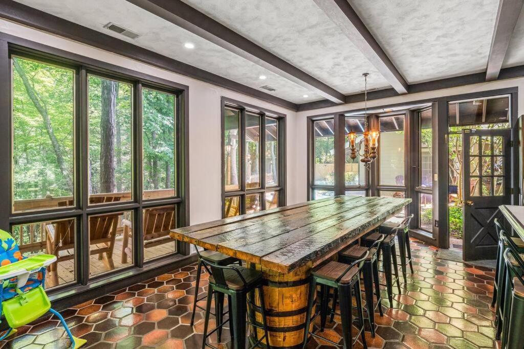 ein Esszimmer mit einem großen Holztisch und Stühlen in der Unterkunft Bourbon Hollow Lodge with Hot Tub and Pool plus Game Room only 5 min to downtown in Gatlinburg
