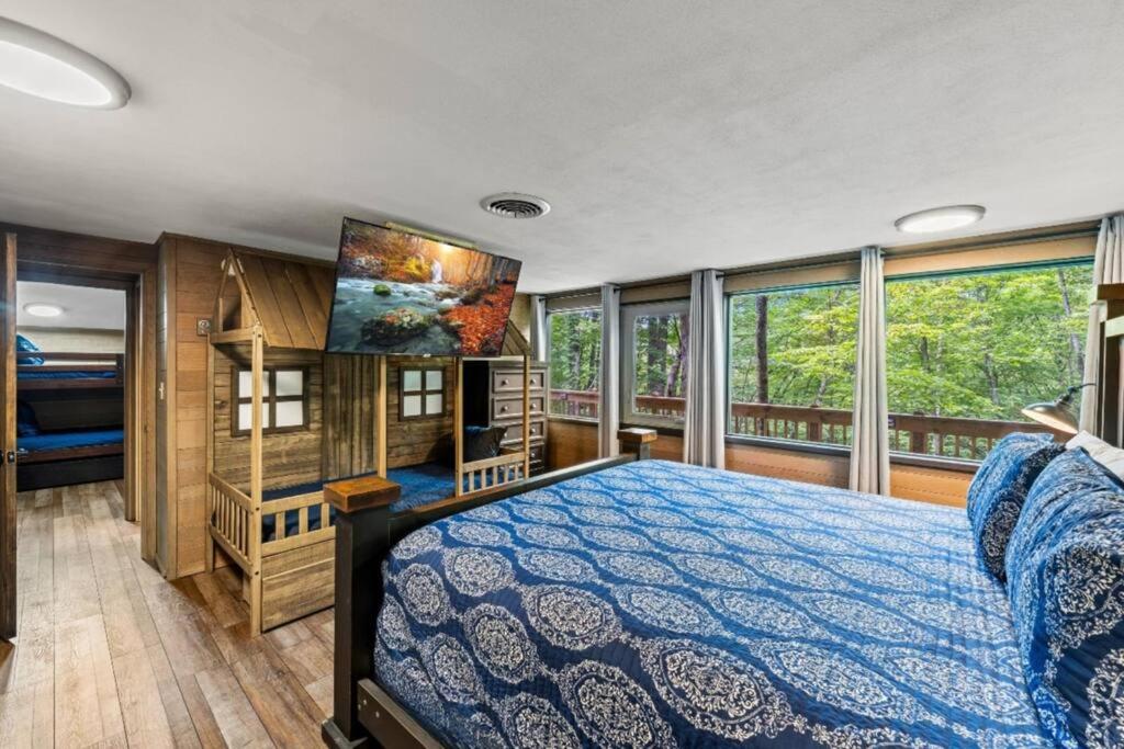 Ein Bett oder Betten in einem Zimmer der Unterkunft Bourbon Hollow Lodge with Hot Tub and Pool plus Game Room only 5 min to downtown