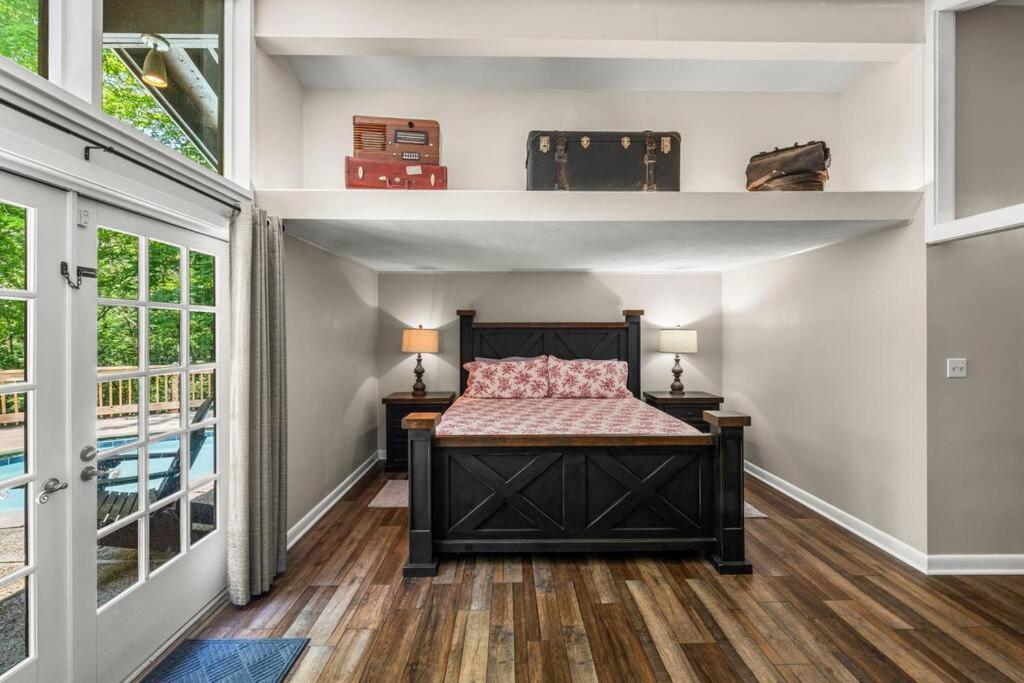 Ein Bett oder Betten in einem Zimmer der Unterkunft Bourbon Hollow Lodge with Hot Tub and Pool plus Game Room only 5 min to downtown