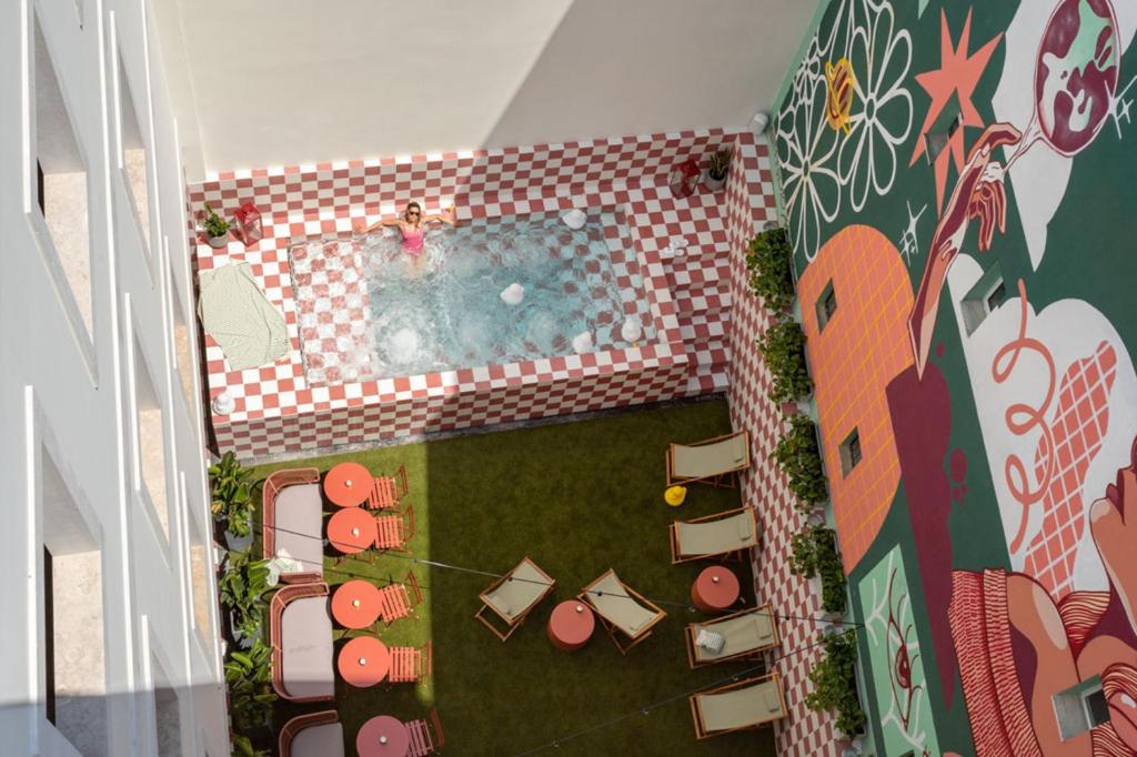 vista sul soffitto di una piscina con sedie e prato di Upon Angels - Adults Only a Lisbona
