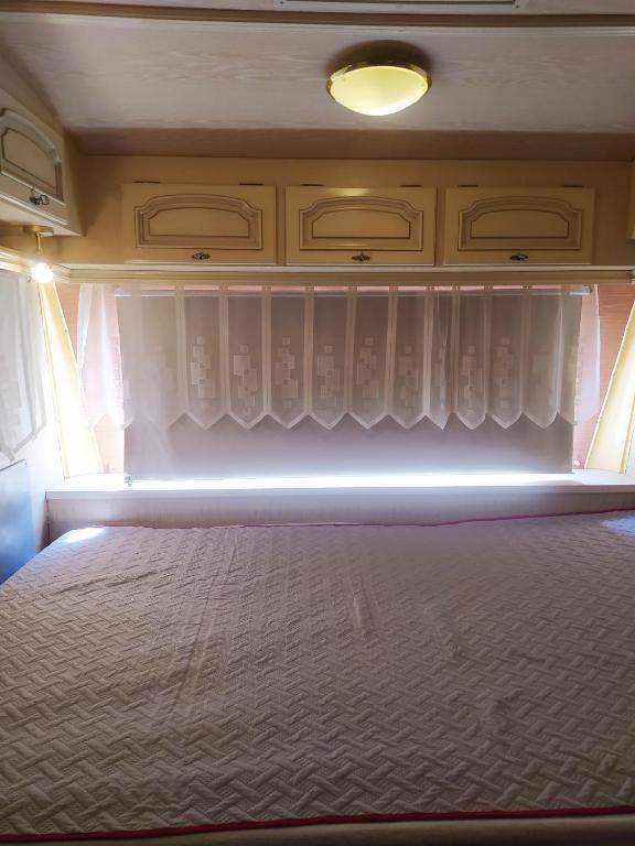Postel nebo postele na pokoji v ubytování camping hydraswave bungalow caravan
