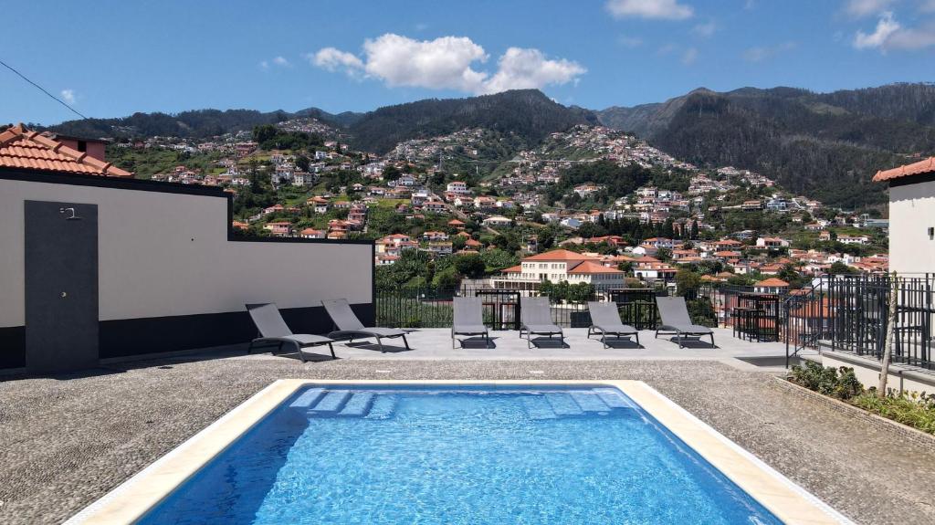 una piscina en la azotea de una casa con vistas en Sea and Sun 4 You - Villa Oliveira en Funchal
