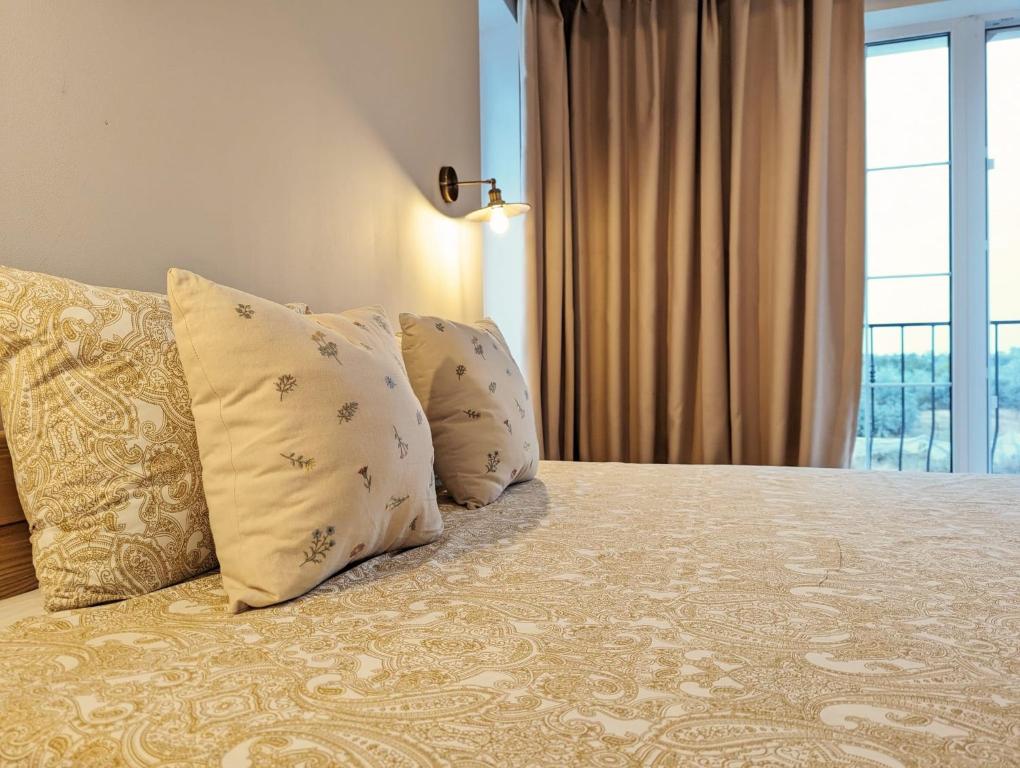 Łóżko lub łóżka w pokoju w obiekcie La Bella Villa Mamaia