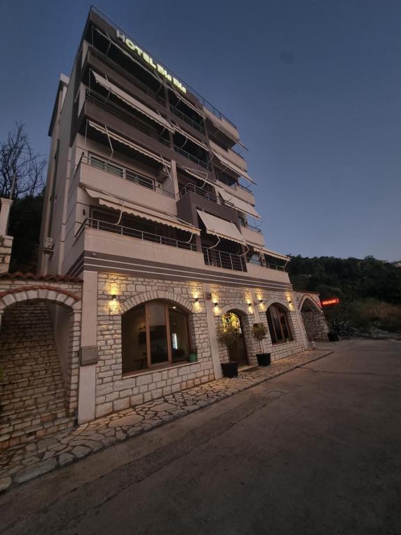 um grande edifício com luzes na lateral em Hotel Ble Ble Vlore em Vlorë