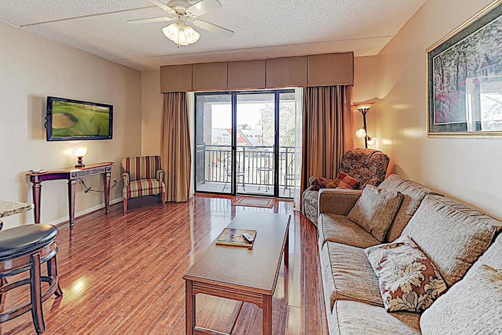 ein Wohnzimmer mit einem Sofa und einem Tisch in der Unterkunft River View Suites 203 & 204 in Wilmington