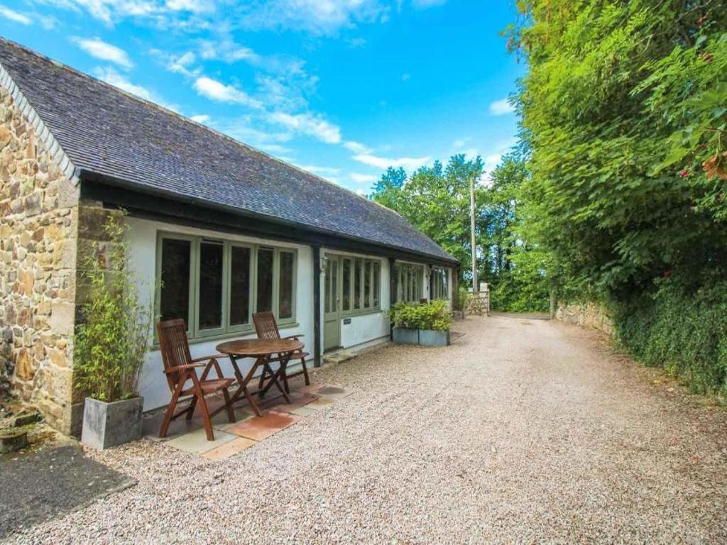 a cottage with a table and chairs in front of it at Charismatic Cottage near St Ives (Atlantic) in Saint Erth