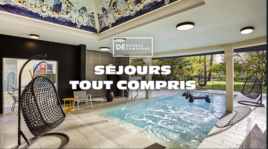 - une grande piscine avec des chaises dans la chambre dans l'établissement Demeures de Campagne Château de Fontainebleau, à Fontainebleau