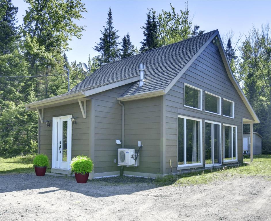 Lac Superior Getaway 3BR Home with Hot Tub, MontTremblant Updated