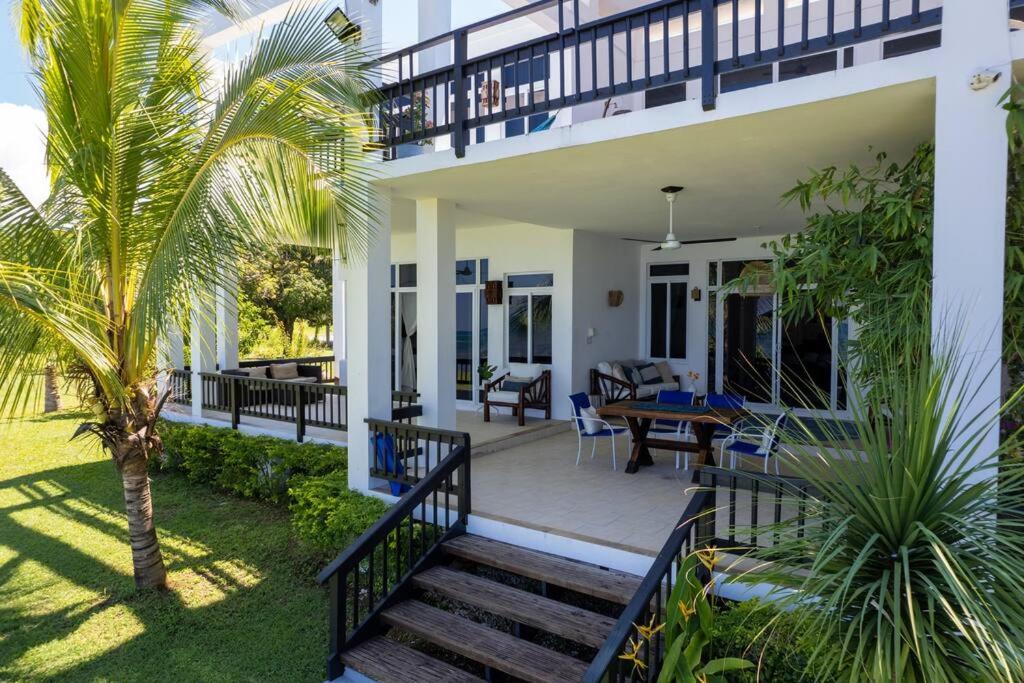 Zahrada ubytování Ivy's Cove Beach Side Condo - Luxury Villa