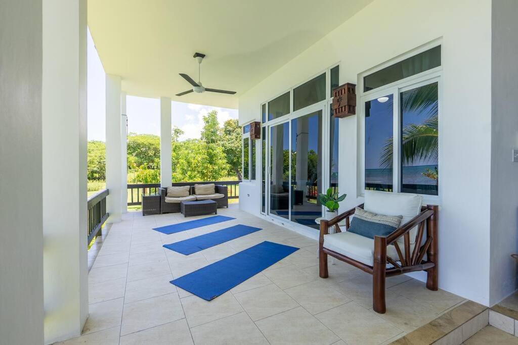 Patio nebo venkovní prostory v ubytování Ivy's Cove Beach Side Condo - Luxury Villa