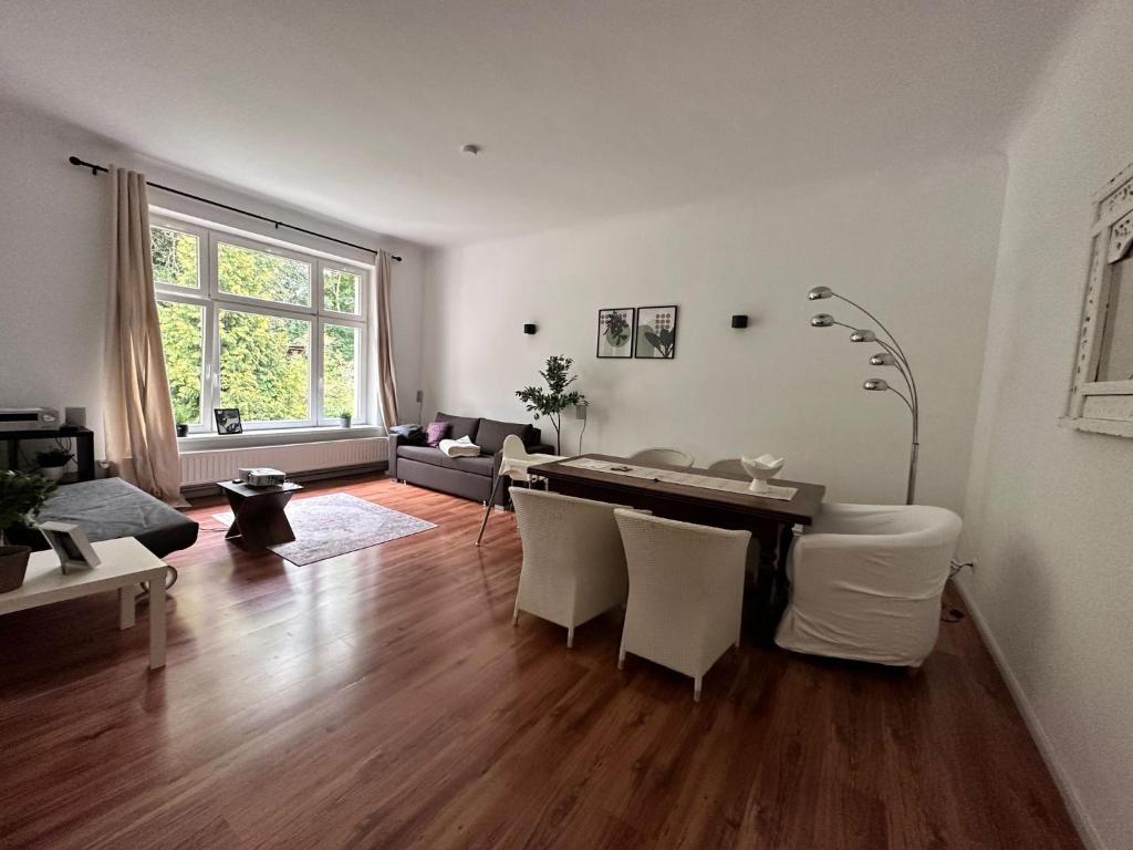 sala de estar con mesa y sillas blancas en JP Altstadt Apartment, en Erfurt