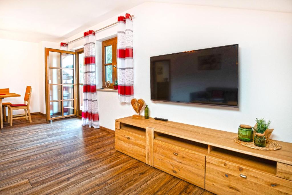 TV a/nebo společenská místnost v ubytování Ferienwohnung Am Moosbach