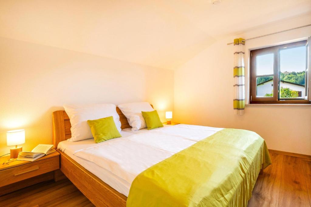 Postel nebo postele na pokoji v ubytování Ferienwohnung Am Moosbach
