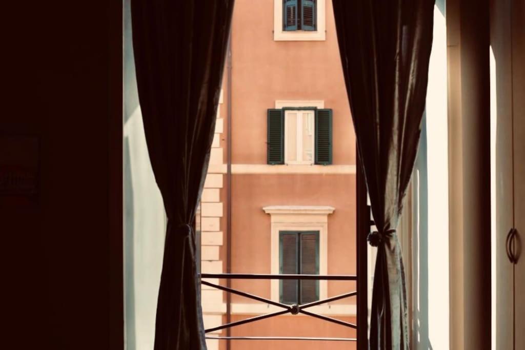 Blick auf ein Gebäude aus einem Fenster in der Unterkunft La Dolce Vita in Rom